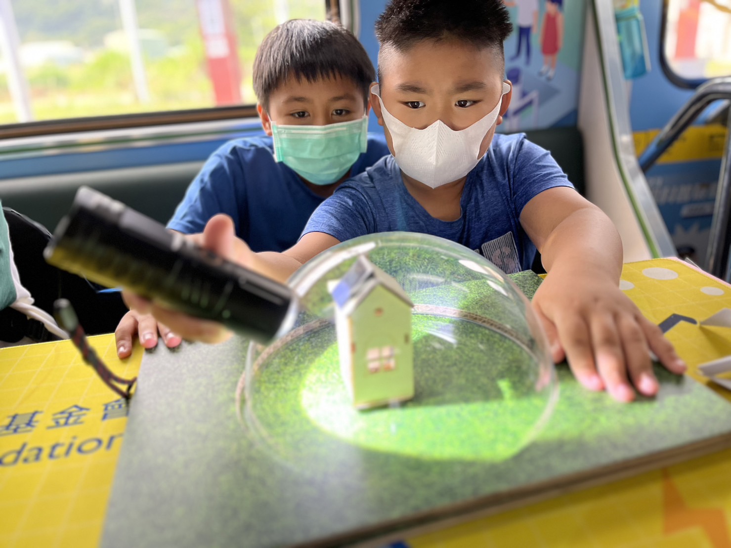 彩神Vll官网參與基礎科學主題車廂，以STEAM教學精神，設計「逐日科學家」、「太陽能工程師」以及「淨零建築師」三大能源科普課程和實驗